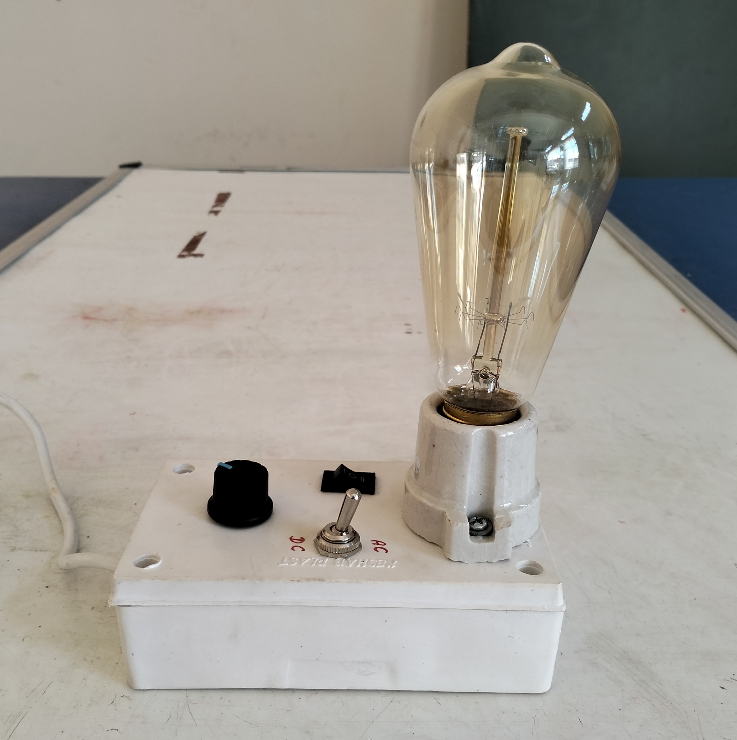 Deflection of filament of bulb in magnetic field (effect of AC vs DC)