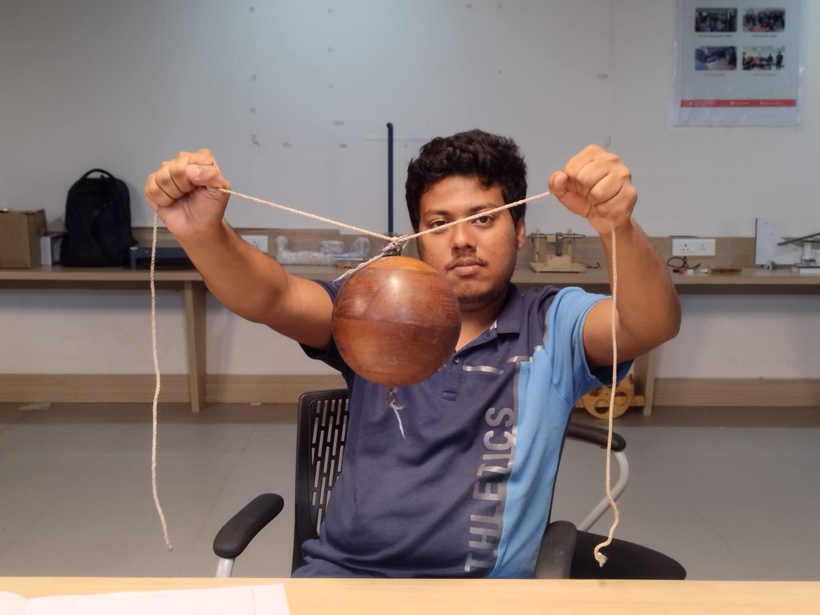 Balanced and unbalanced forces: Holding a pendulum at right angle