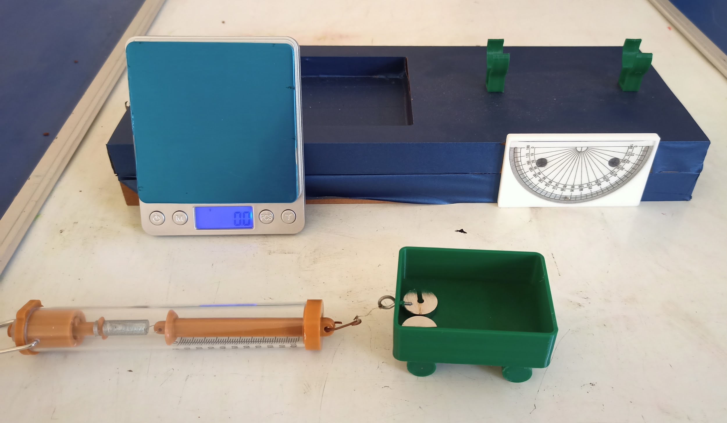 Balanced and unbalanced forces: Inclined plane force demonstrator