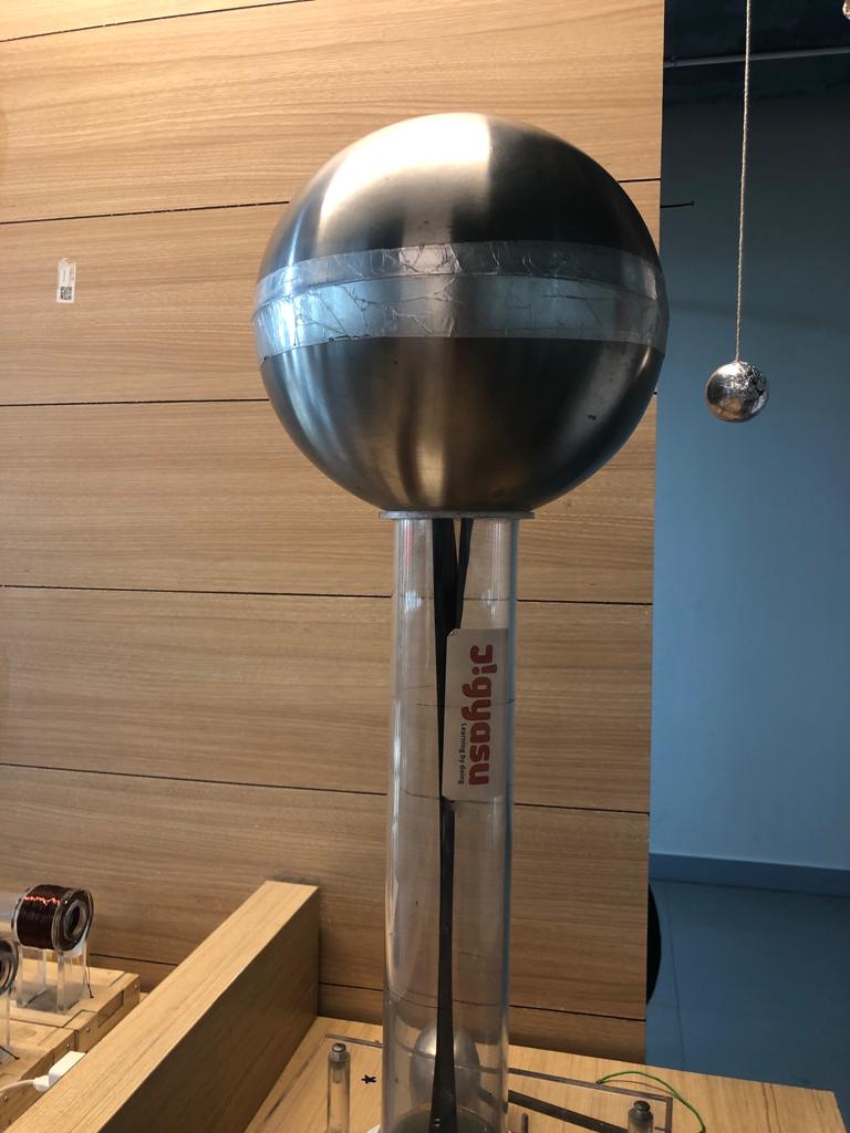 Van de Graaff generator and conducting ball